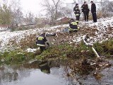 Od samego rana strażacy próbują oczyścić rzekę