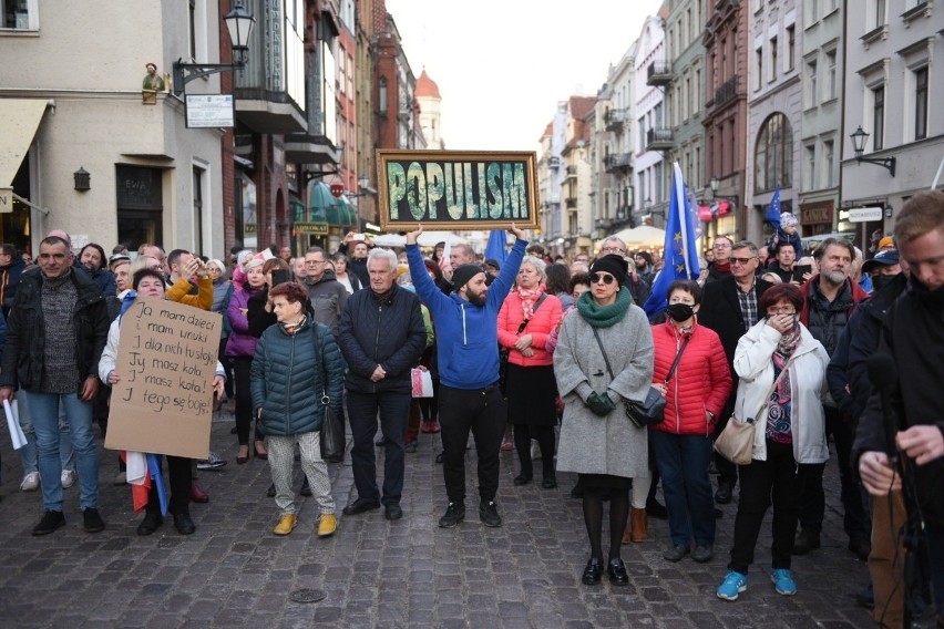 Wyższość prawa krajowego nad unijnym. Protest w Toruniu po...