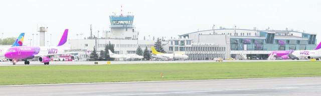 Lotnisko w Pyrzowicach rozbudowuje się od lat, ale też nie bez powodu. Ma coraz więcej pasażerów. W tym roku ma realne szanse na odprawienie 3 mln osób