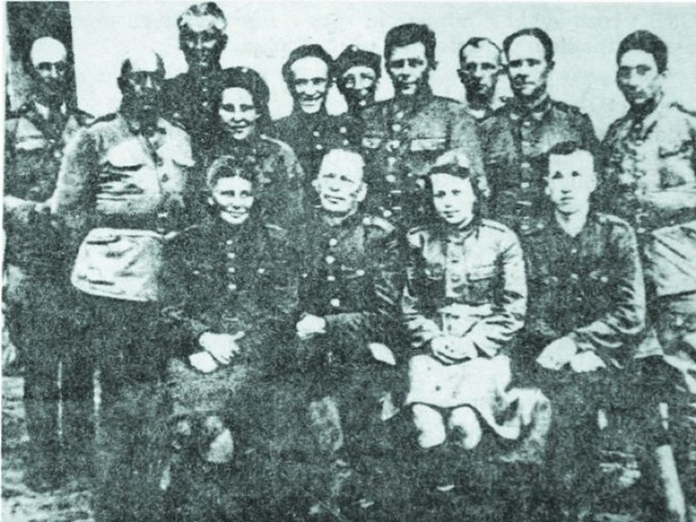 Ojciec (pierwszy od lewej) pod Smoleńskiem