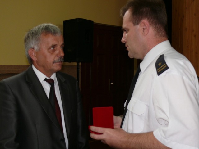 Komendant powiatowy straży pożarnej Mirosław Heliasz podarował staroście włoszczowskiemu Zbigniewowi Matyśkiewiczowi medal.