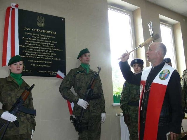 Pamiątkową tablicę ufundowaną przez rodzinę bohaterskiego kapitana poświęcił ksiądz Stanisław Sikorski.