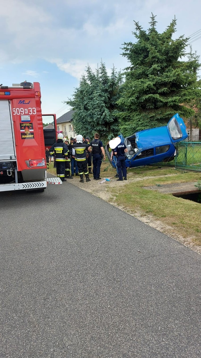 Wypadek w Suchej. Fiat odbił się od betonowego mostku i...