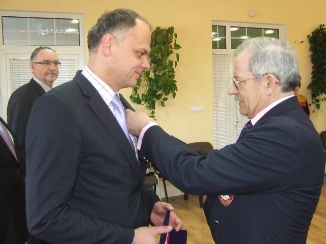 Grzegorzowi Karpińskiemu medal przypiął i pogratulował Bogdan Utrata