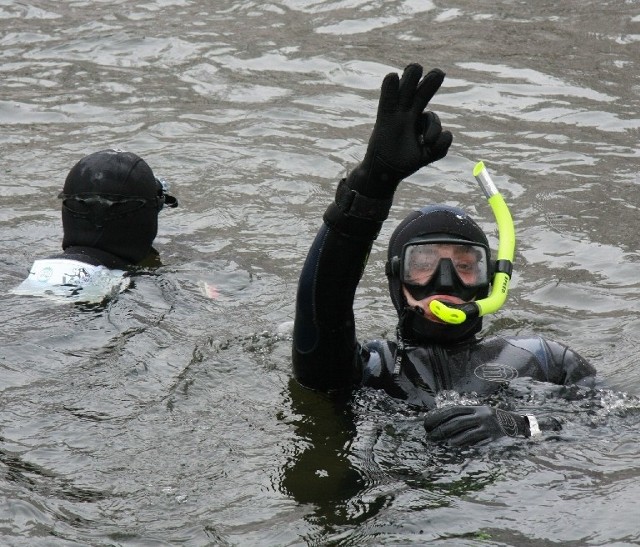 Temperatura wody wynosi obecnie około trzech stopni Celsjusza. Mimo tego w dzisiejszym spływie wystartowało 41 śmiałków z całego kraju.