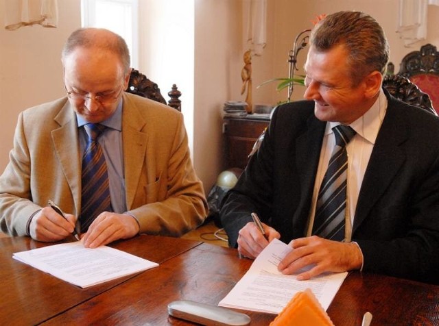 Uchwyciliśmy moment składania podpisów pod umową w sprawie budowy basenu przez wiceburmistrza Mirosława Andrasiaka i Leszka Kaszubę z firmy Skanska S.A. oddział w Lesznie 