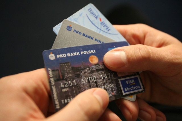 Banki nie tylko podnoszą opłaty za karty. Zmieniły się także kryteria przyznawania plastikowych pieniędzy. Fot. Tadeusz Poźniak