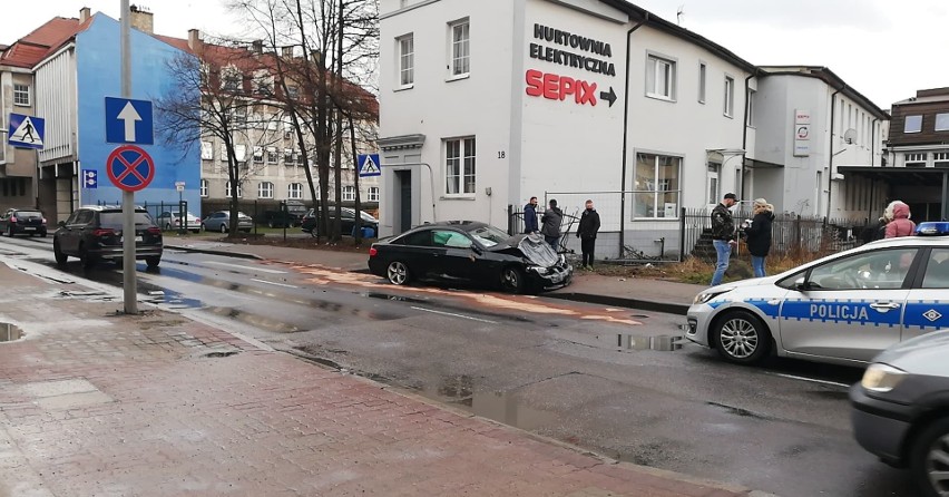 Kolizja BMW na ul. Deotymy w Słupsku.