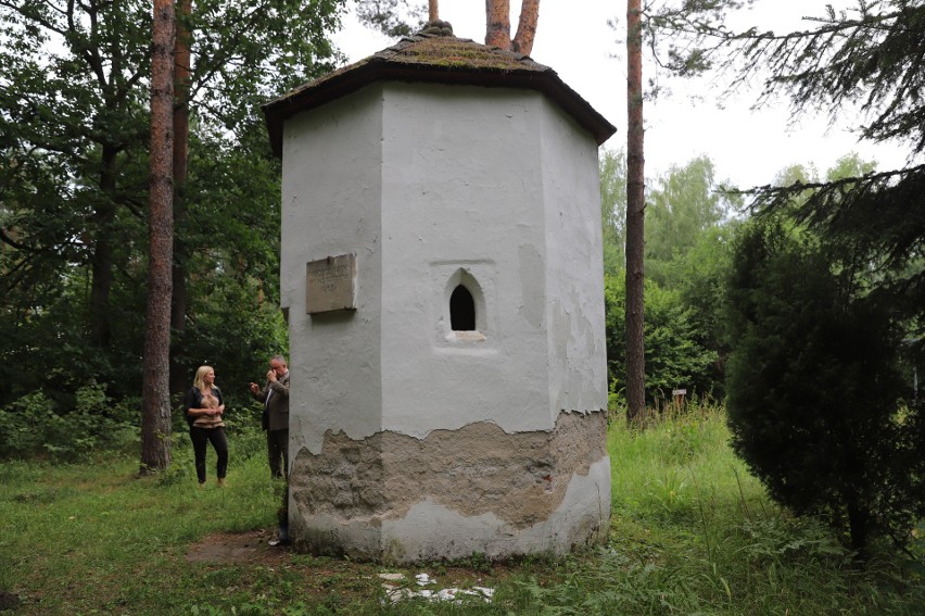 Unikatowa, najstarsza kapliczka w Polsce zostanie odrestaurowana. Cenny zabytek stoi na terenie Nadleśnictwa Ostrowiec. Zobaczcie zdjęcia