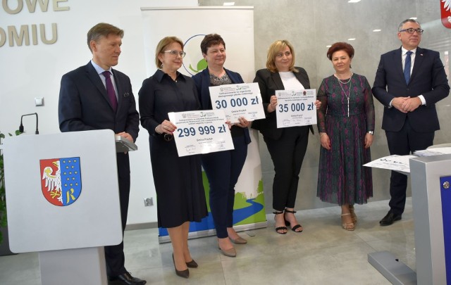 Minister Anna Moskwa (z lewej) gratulowała samorządowcom za przygotowanie programów dla ochrony środowiska i przekazała symboliczne czeki. W imieniu gminy Przytyk odebrały czeki: Anna Rogulska (obok pani minister) - radna powiatu radomskiego i skarbnik gminy, oraz Emilia Rybińska Sekretarz Gminy.