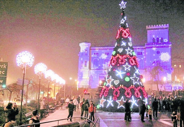 Tak prezentuje się choinka stojąca w centrum Bielska-Białej....