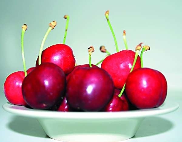 Wiśnie są bogate w potas, wapń oraz witaminy z grupy A i B. Owoc ten zawiera substancję o działaniu przeciwnowotworowym (w przypadku raka piersi, jelita i prostaty). Uwaga &#8211; nie należy ich spożywać w przypadku zapalenia jelita, mogą powodować wzdęcia.