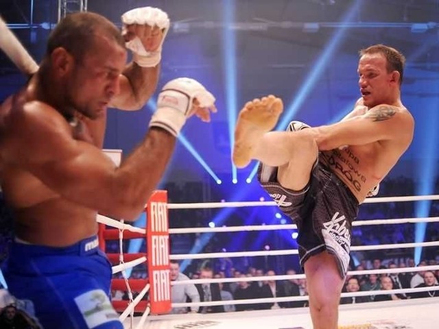 W walce wieczoru Antoni Chmielewski ( czarne spodenki) pokonał Vitora Nobregę.