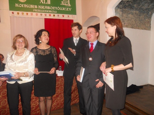Finałowa piątka. Od lewej  stoją kolejno zdobywcy  od pierwszego do piątego miejsca: Ewelina Marciniak, Jadwiga Orlińska, Krystian Mielczarski, Arkadiusz Zygmunt i Marta Szewczyk.