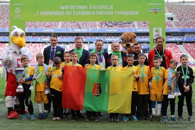 Zawodnicy Akademii Piłkarskiej Stalowa Wola na murawie Stadionu Narodowego w Warszawie.