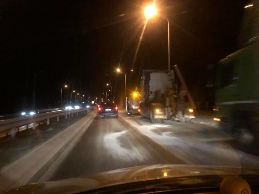 Białystok. Wyciek oleju napędowego na skrzyżowaniu ulic gen. Maczka i Tysiąclecia Państwa Polskiego [ZDJĘCIA]