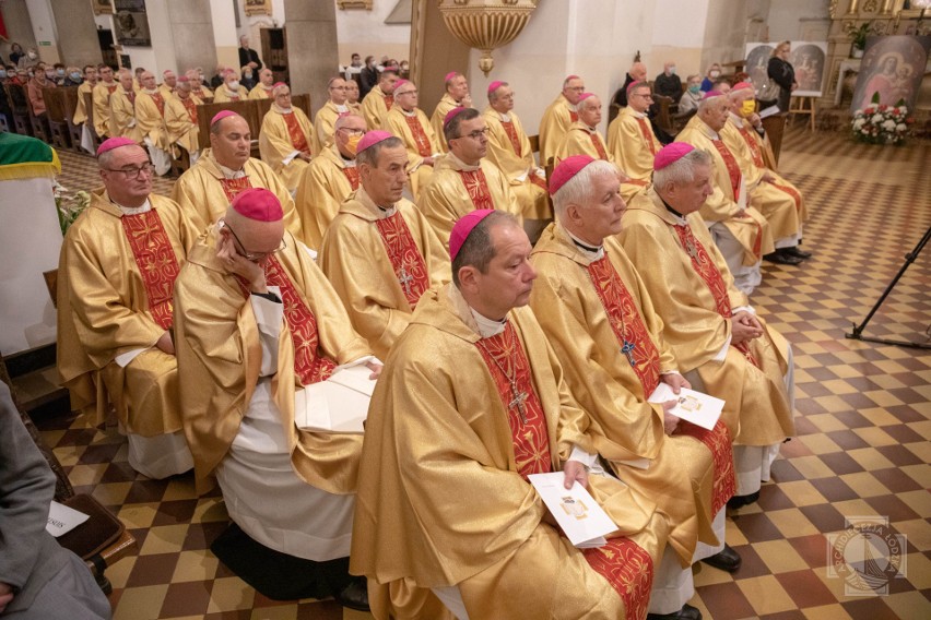 Komunia przyjmowana na rękę to grzech? Co biskupi Kościoła katolickiego ustalili w Łodzi i Pabianicach na Konferencji Episkopatu Polski?