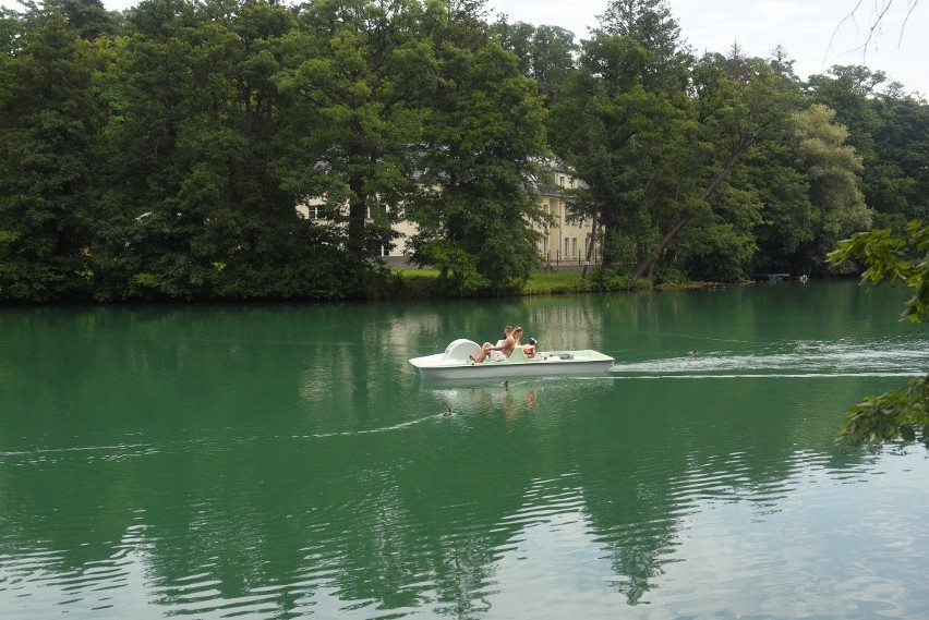 Woda w jeziorze Ciecz ma piękną, turkusową barwę.