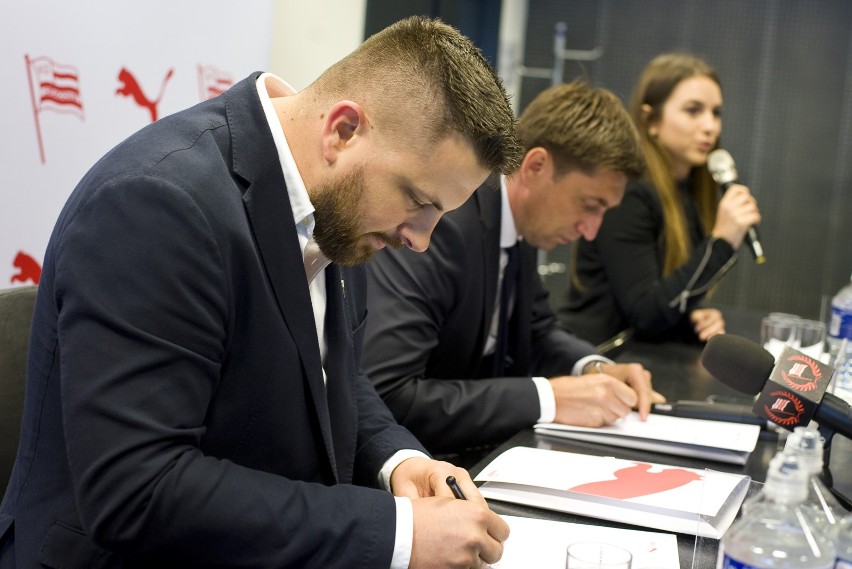 Nowe stroje prezentowali Grzegorz Sandomierski, Miroslav...