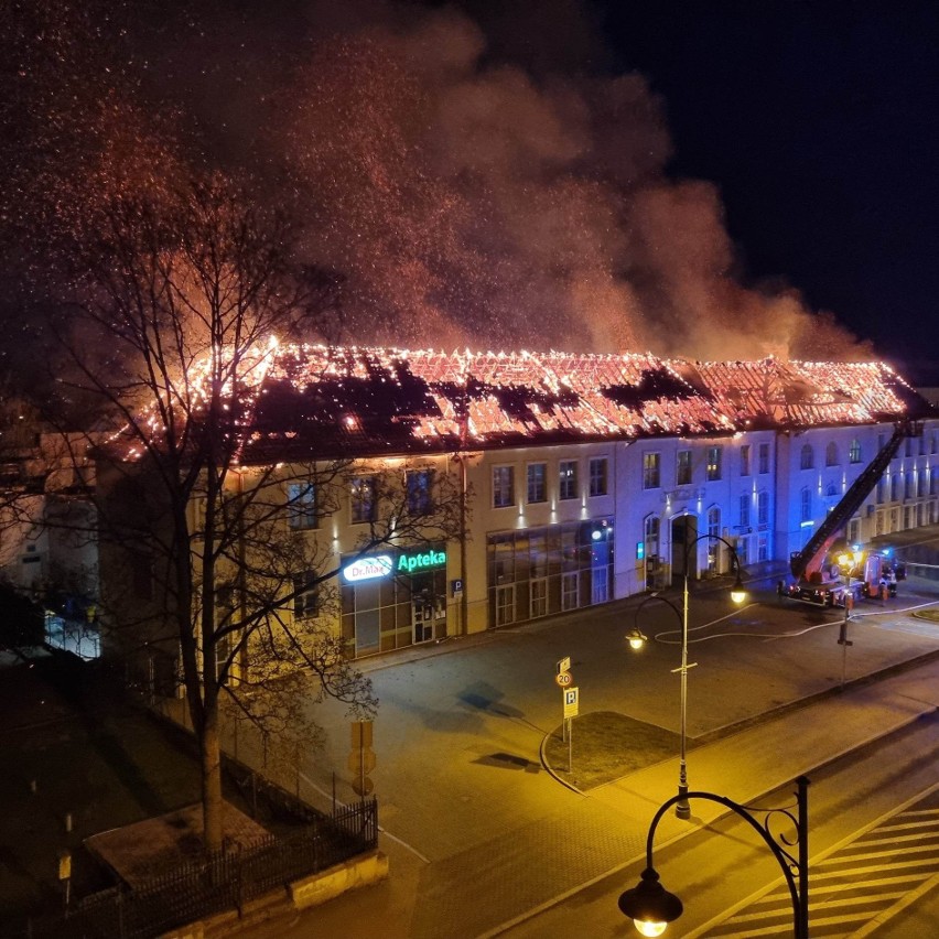 Ełk. Pożar galerii w centrum miasta! W płomieniach stanął dach parku handlowego przy ulicy Mickiewicza