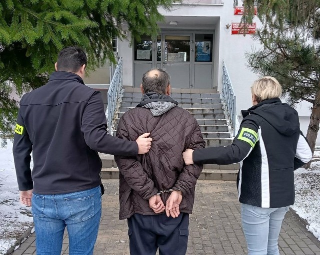 W 1998 roku 55-letni bydgoszczanin został skazany za inną czynność seksualną oraz kradzieże. Miał iść na 3 lata do więzienia.