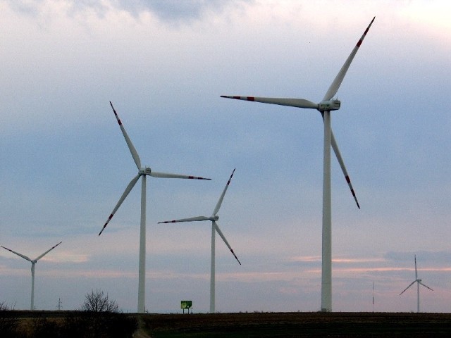 Kilkanaście turbin zamiast wielkiej farmy wiatrowej pod JarosławiemWszystko wskazuje, że planowana z rozmachem farma wiatrowa pod Jarosławiem ograniczy się, co najwyżej do kilkunastu turbin.