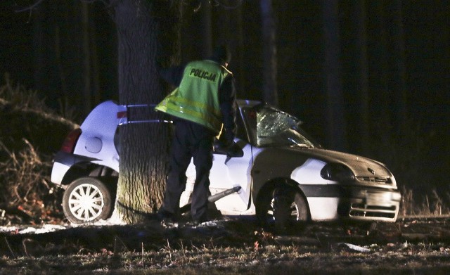 Do tragicznego wypadku doszło w poniedziałek 5 grudnia wieczorem na trasie koło Łęgowa pod Sulechowem. Renault clio jechało od Sulechowa do Łęgowa. Na prostym odcinku drogi kierowca wpadł w poślizg. 59-latek stracił panowanie nad kierownicą. Samochód obróciło bokiem na jezdni. Renault wypadło z drogi i bokiem uderzyło w drzewo.Na miejsce zostały wezwane służby ratunkowe. Strażacy wyciągali ofiary wypadku z rozbitego auta. – Niestety, na miejscu zginęła pasażerka renault – mówi kom. Tomasz Szuda, naczelnik zielonogórskiej drogówki. To żona kierowcy renault. Mężczyzna został przewieziony do szpitala. Ma bardzo poważne obrażenia. Jego stan określany jest jako ciężki. Lekarze walczą o jego życie.Na miejscu wypadku pracują zielonogórscy policjanci oraz prokurator ze Świebodzina. Wstępna przyczyna wypadku? Renault wpadło w poślizg. – Warunki na trasie były bardzo ciężkie. Droga była oblodzona – mówi podinsp. Jarosław Tchorowski, zastępca komendanta zielonogórskiej policji. Warunki do jazdy były tak niebezpieczne, że policjanci, którzy dotarli na miejsce zdarzenia, zamknęli dla ruchu cały odcinek drogi.Trwa wyjaśnianie dokładnych przyczyn tragedii. – Pamiętajmy, że mamy grudzień. Lokalne oblodzenia dróg będą się zdarzały bardzo często. Zachowajmy rozsądek za kierownicą – mówi podinsp. Tchorowski. Zobacz też: Latarnia uratowała życie pieszej w KaliszuMiejski Zarząd Dróg i Komunikacji w KaliszuCzytaj również: Tragedia pod Zieloną Górą: Śmierć zabrała matki pięciu chłopcom;nf