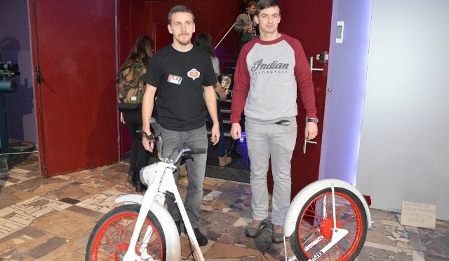 Krzysztof Juszyński i Mateusz Zaremba polecają oryginalną hulajnogę 