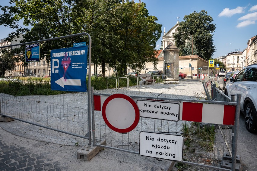 Kraków. Po ponad półrocznej przerwie wznowiono przebudowę placu Biskupiego [ZDJĘCIA]