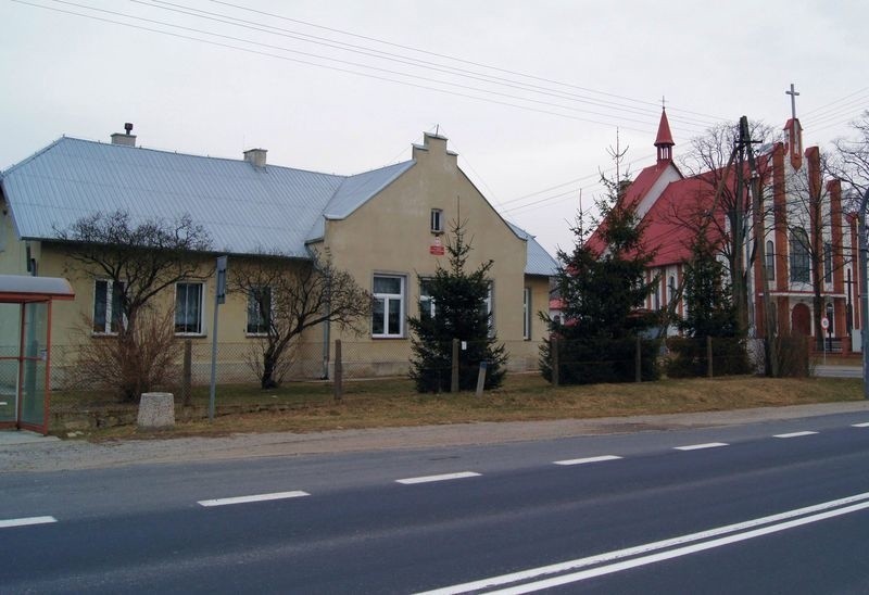 Szkoła w Racławicach to parterowy budynek przy kościele.