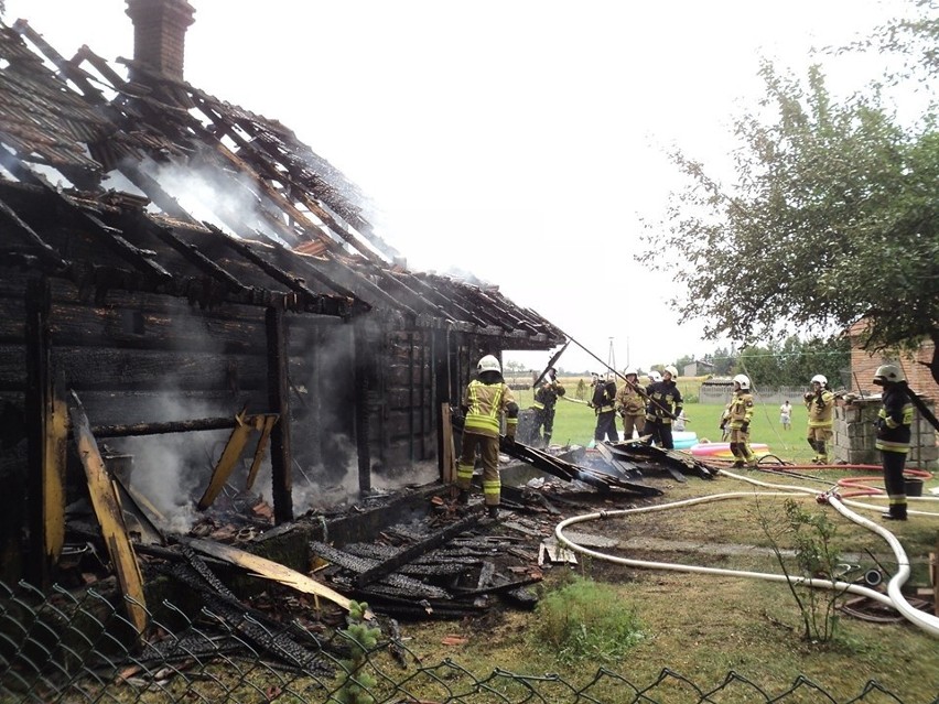 Lipcowy pożar kompletnie zniszczył dom, w którym mieszkała...