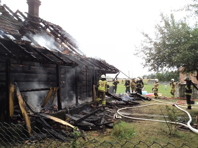 Lipcowy pożar kompletnie zniszczył dom, w którym mieszkała sześcioosobowa rodzina 