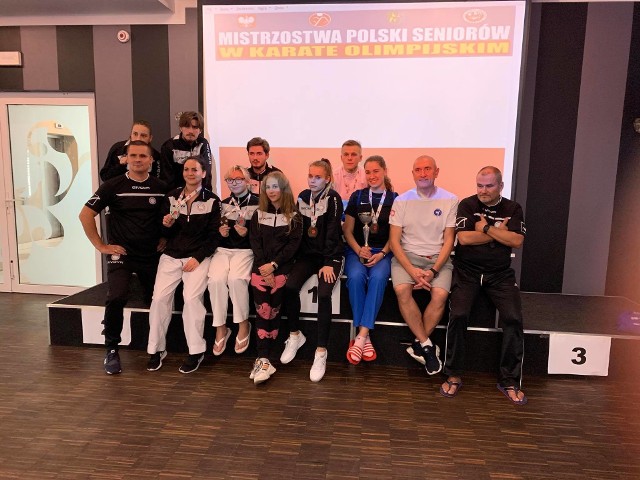 Nasi utalentowani karatecy ze swoimi trenerami i nauczycielami na podium mistrzostw Polski