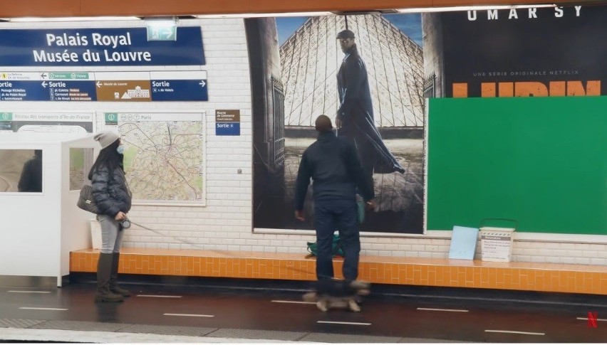 "Lupin" Netflix. Omar Sy promował serial w Paryżu, rozwieszając plakaty w metrze. Ktoś go rozpoznał?