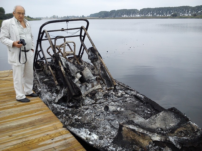 Spalono łódź patrolową Straży Rybackiej w Błotniku. Podpalili ją kłusownicy? [ZDJĘCIA]