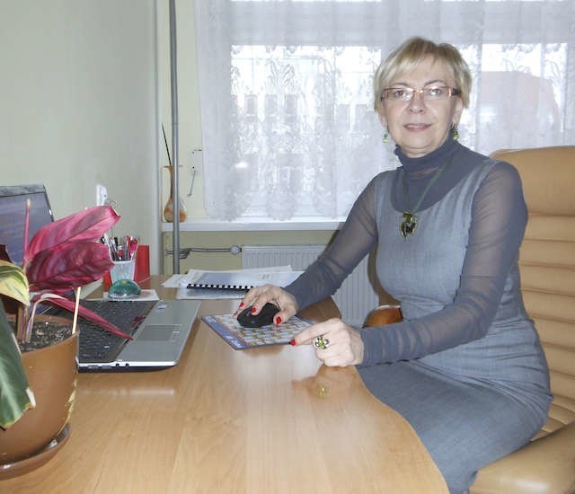 Dyrektor Bożena Rzemieniuk lubi zaglądać do dziennika elektronicznego Fot. Renata Ciesielska
