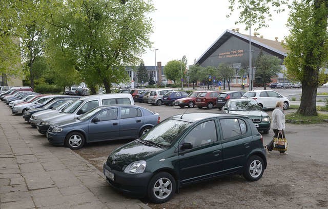 Parking naprzeciw Tor-Toru zostanie przebudowany za rok