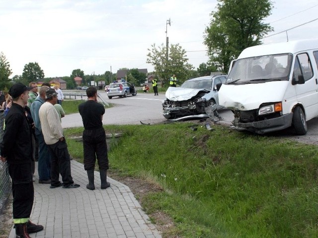 Po wypadku przez około godzinę droga była nieprzejezdna a  na miejscu pracowali strażacy i policjanci.