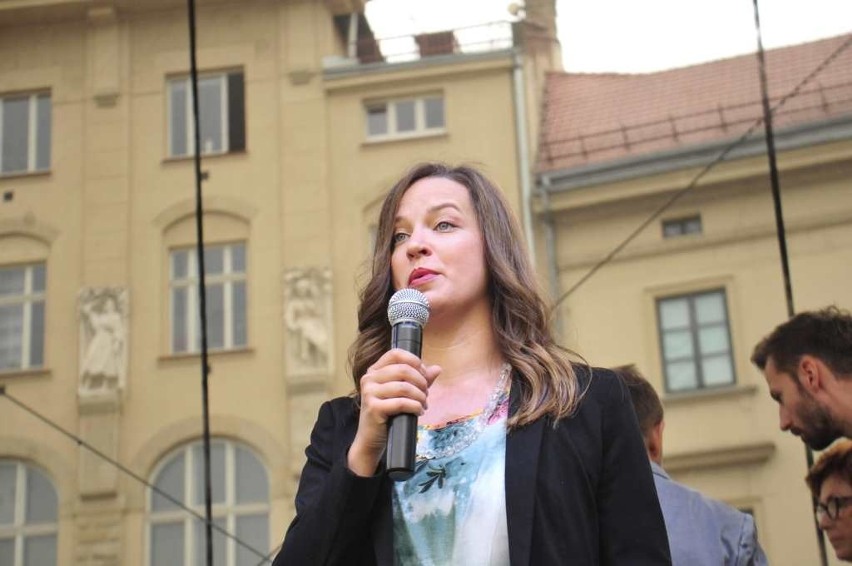 Narodowe Czytanie 2019: Znani aktorzy czytali nowele na placu Szczepańskim [ZDJĘCIA]