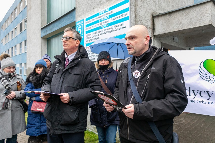 Protest przeciwko segregacji sanitarnej oraz prześladowaniom niezaszczepionych pracowników przed szpitalem w szczecińskich Zdrojach