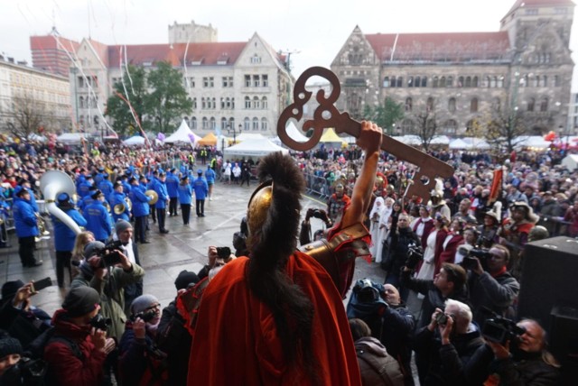 11 listopada w Poznaniu to data ważna z dwóch powodów. Poznaniacy celebrują imieniny ulicy Święty Marcin i Dzień Niepodległości. Zobacz, co można w tym czasie robić! Wiele form celebracji tego samego dnia.