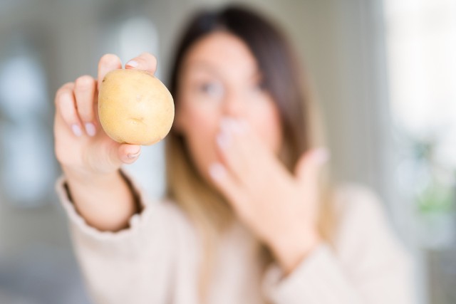 Plasterki surowego ziemniaka można wykorzystać jako kompres na spuchnięte powieki choćby po nieprzespanej nocy. Wystarczy przyłożyć je na kilkanaście minut  do oczu.