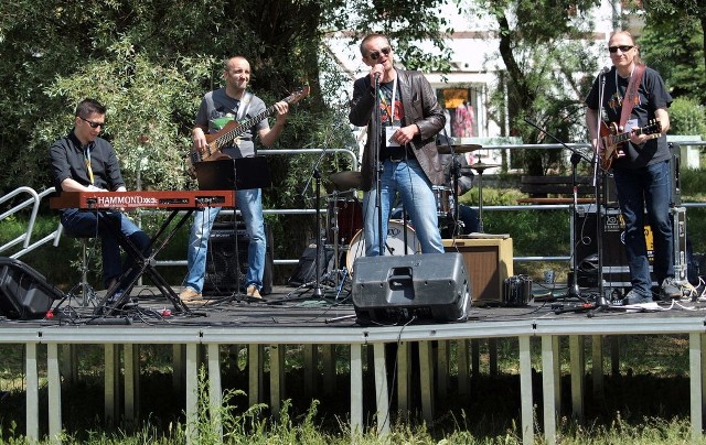W ramach Blues na Świecie Festival w sobotnie samo południe odbył się koncert w parku przy Małym Blankuszu. Dla mieszkańców osiedla Marianek zagrał Open Blues z Torunia.