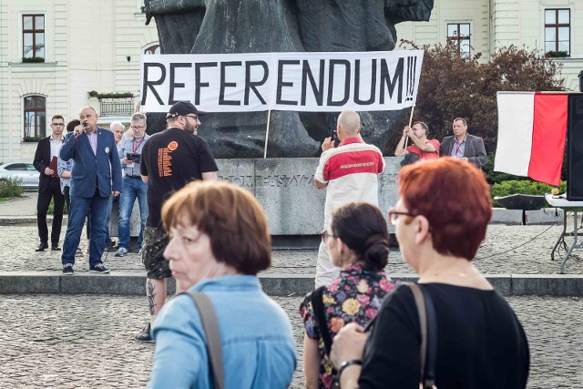 „Żądamy referendum, żądamy spełnienia woli obywateli” - pod takim hasłem wczoraj na płycie Starego Rynku trwał protest przeciwko planowanej reformie oświaty. Wydarzenie zainicjowało Bydgoskie Forum Obywatelskie. - Nasza manifestacja trwała w Dniu Matki, ale tym razem był to czarny Dzień Matki - słyszymy od organizatorów demonstracji. -  To nie jest czas na świętowanie ani bierne przyglądanie się temu, jak niszczy się polską edukacja i przyszłość, którą zbudują dzisiejsi uczniowie i jak odbiera się nam – obywatelom prawo do wypowiadania się w ważnych dla nas sprawach. Mimo że obiecywano nam, że będzie inaczej.>> Najświeższe informacje z regionu, zdjęcia, wideo tylko na www.pomorska.pl 