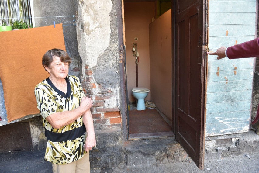 Nowy Sącz. Mieszkańcy miejskiej kamienicy są bez ciepłej wody, niektórzy korzystają z toalety na podwórku [ZDJĘCIA]