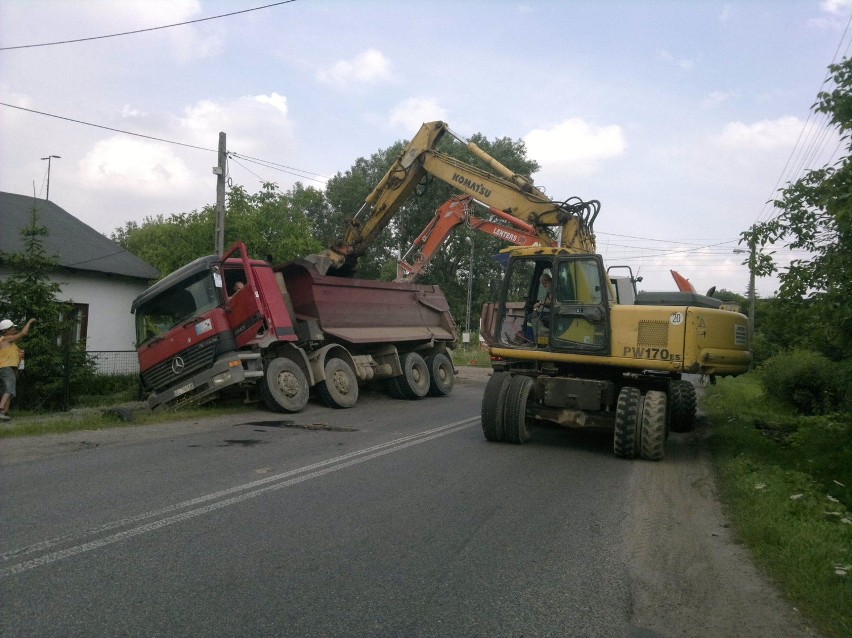 Samochód ciężarowy wpadł do rowu na Tomaszowskiej [ZDJĘCIA+FILM]