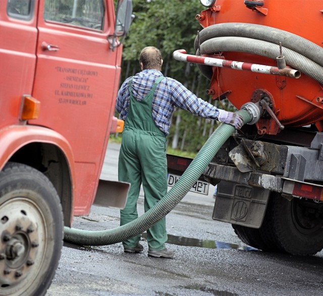 Zamiast do szambiarek, ścieki z kilku domostw na Marszowicach trafiały do rowów. Teraz ma się to zmienić