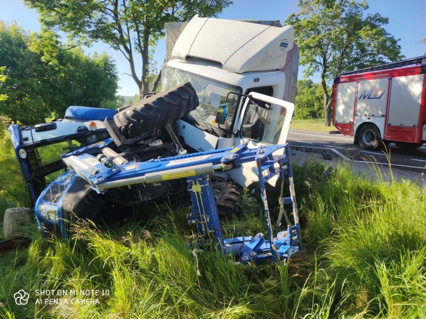 Wypadek na krajowej "74". W Przełomie ciężarówka uderzyła w dwa ciągniki (ZDJĘCIA)