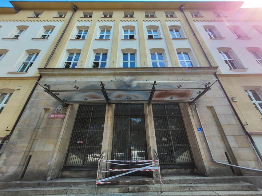 Główne drzwi Sądu Rejonowego w Słupsku zostały odgrodzone...