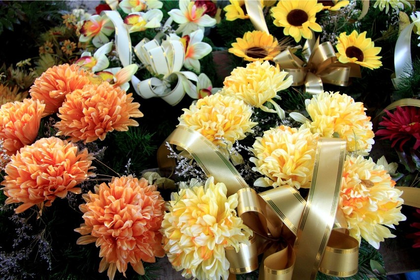 Na święto zmarłych wielu z nas kupuje kwiaty żywe lub...